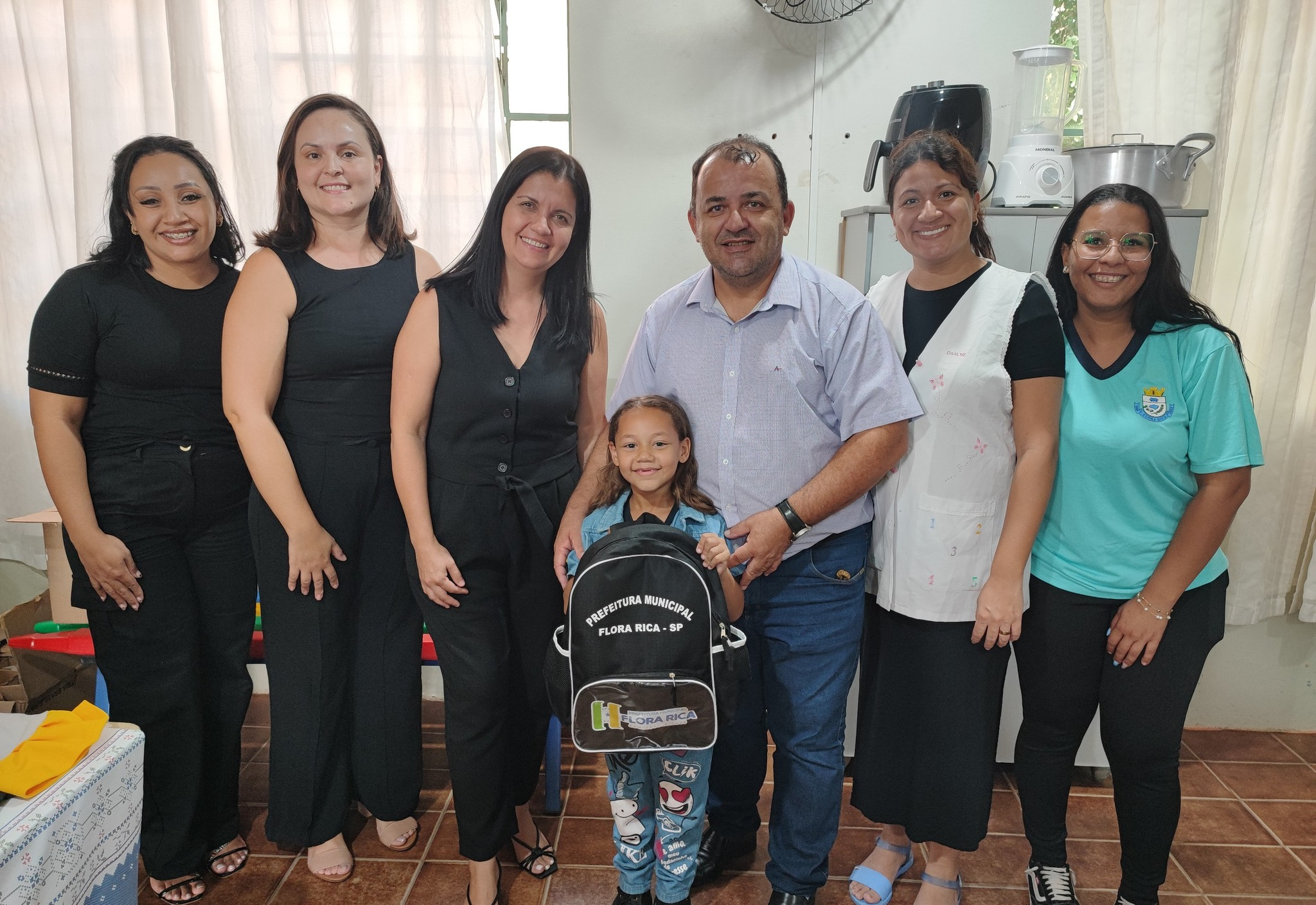 Uniformes completos: Prefeito entrega kits escolares para alunos do Ensino Municipal