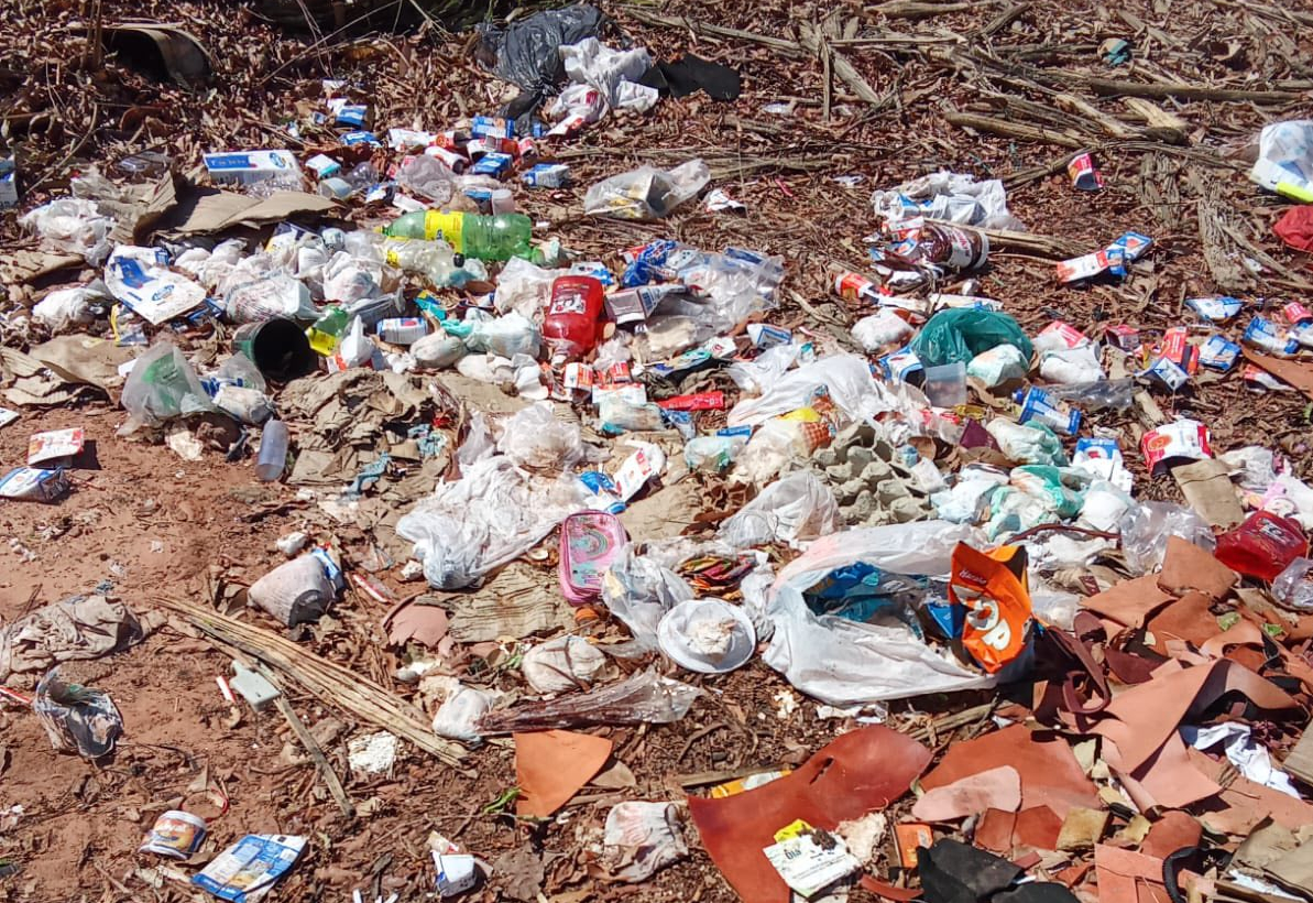 DESCARTE INCORRETO DE LIXO PODE GERAR MULTA E COLOCAR EM RISCO A SEGURANÇA DOS COLETORES