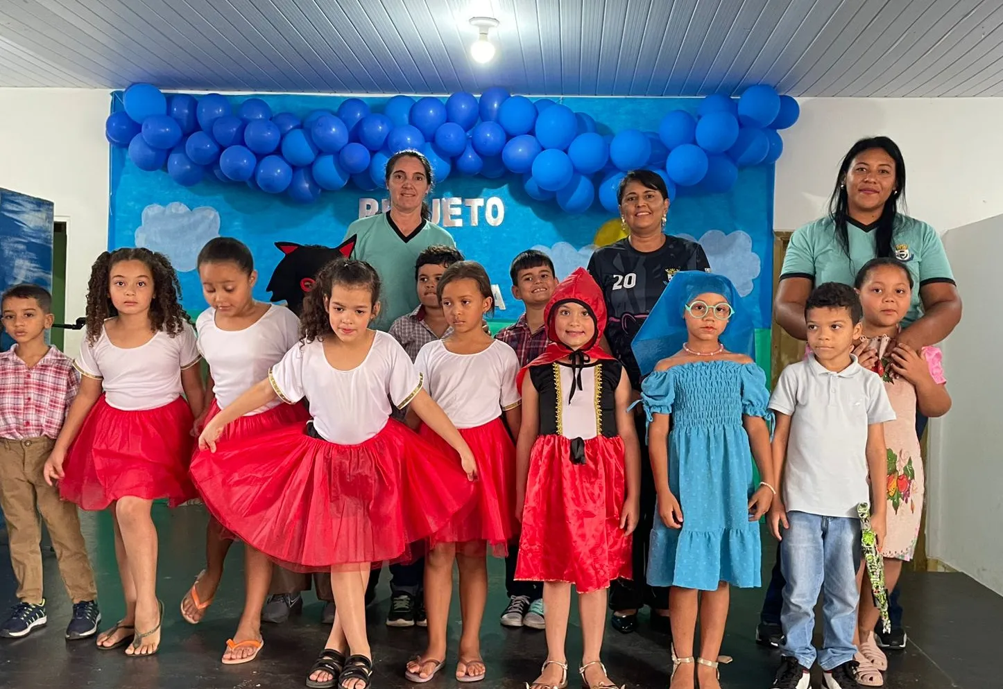 Escola Municipal realiza apresentação do Projeto de Leitura inspirado em Chapeuzinho Vermelho