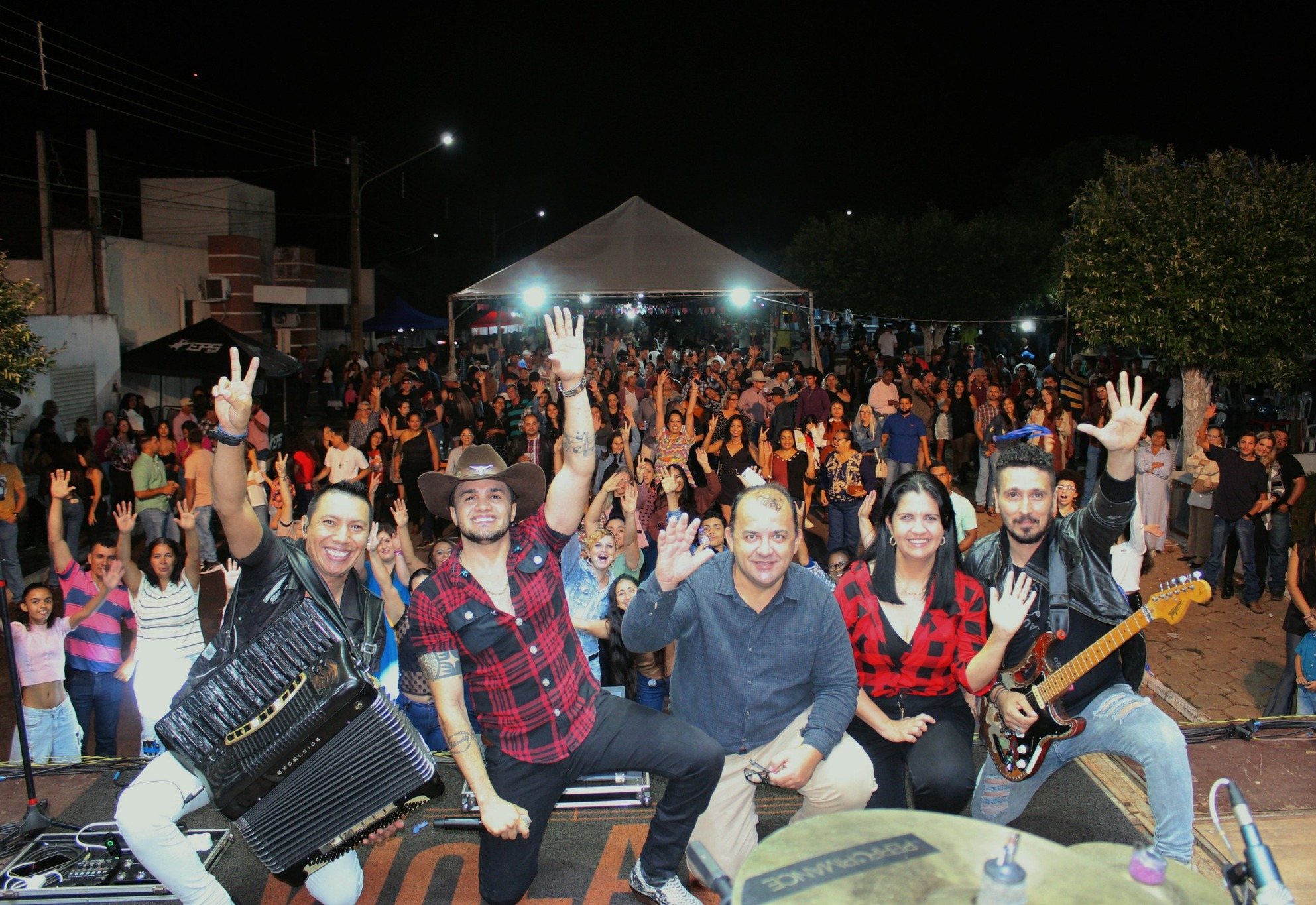 Festa Junina: Comidas típicas, danças e show animaram a noite de sábado em Flora Rica